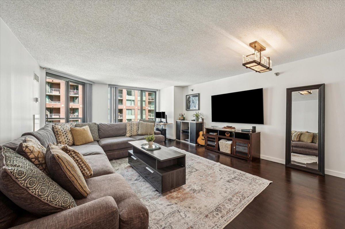 440 N McClurg Court 906