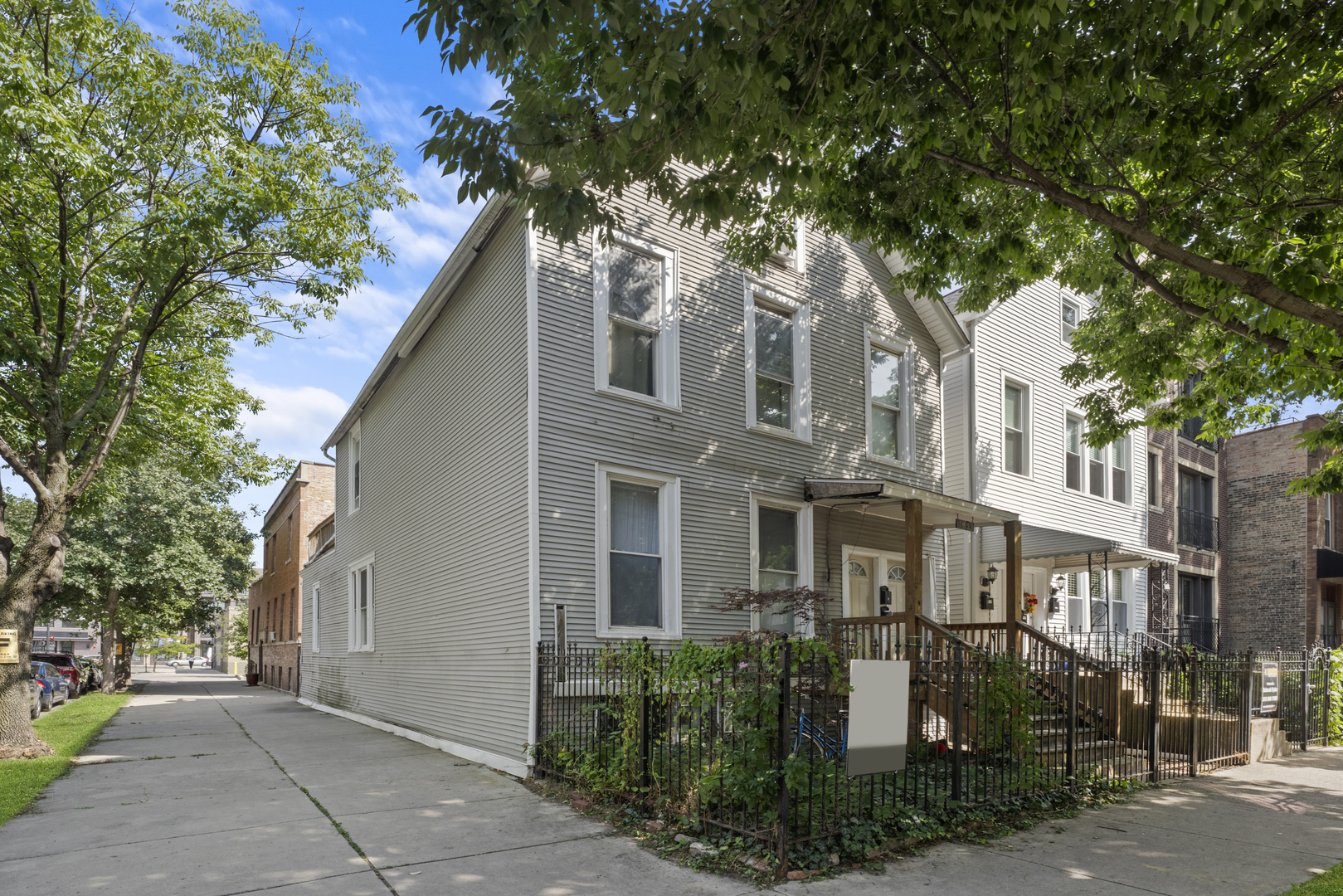 1657 N Artesian Avenue