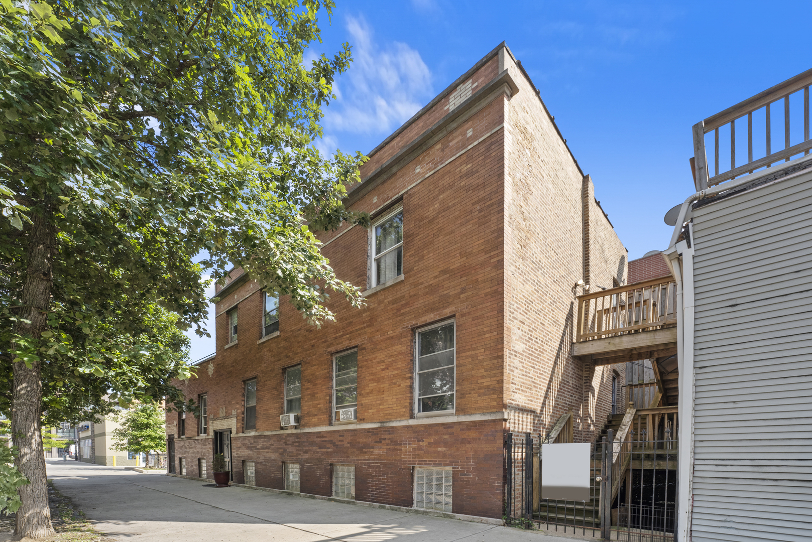 1657 N Artesian Avenue