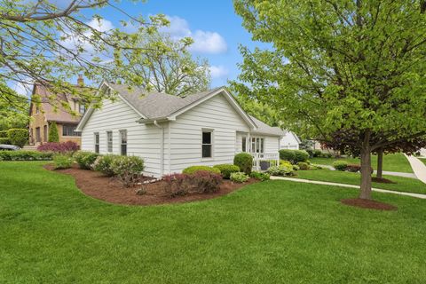 Tiny photo for 505 Lange Court, Libertyville, IL 60048 (MLS # 12494326)