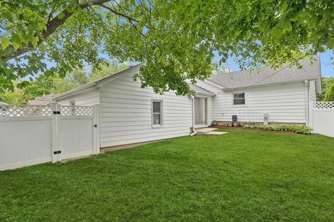 Tiny photo for 505 Lange Court, Libertyville, IL 60048 (MLS # 12494326)