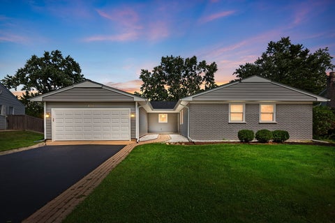 Tiny photo for 650 Twisted Oak Lane, Buffalo Grove, IL 60089 (MLS # 12731802)