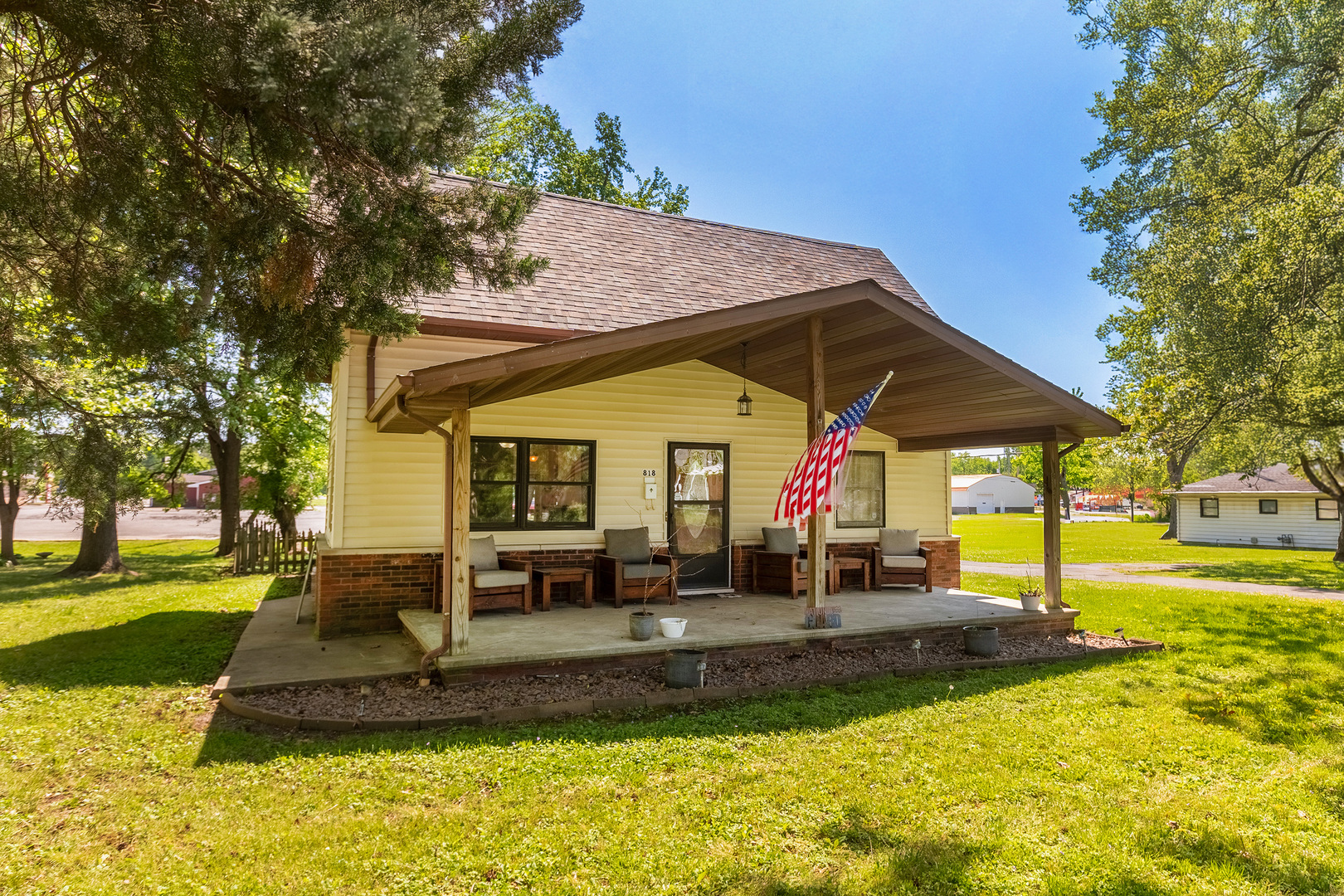 818 W Saint Louis Street