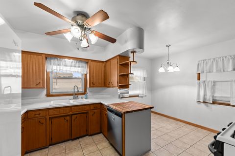 Tiny photo for 608 29th Avenue, EastMoline, IL 61244 (MLS # 100000277)