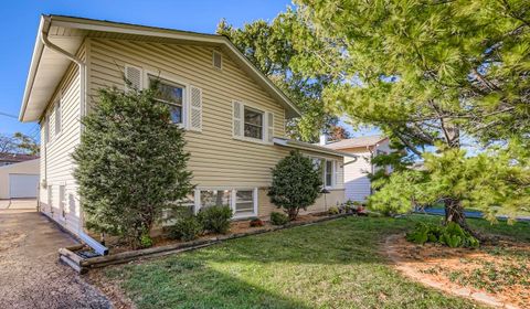 Tiny photo for 250 N Fairlawn Avenue, Mundelein, IL 60060 (MLS # 12510538)