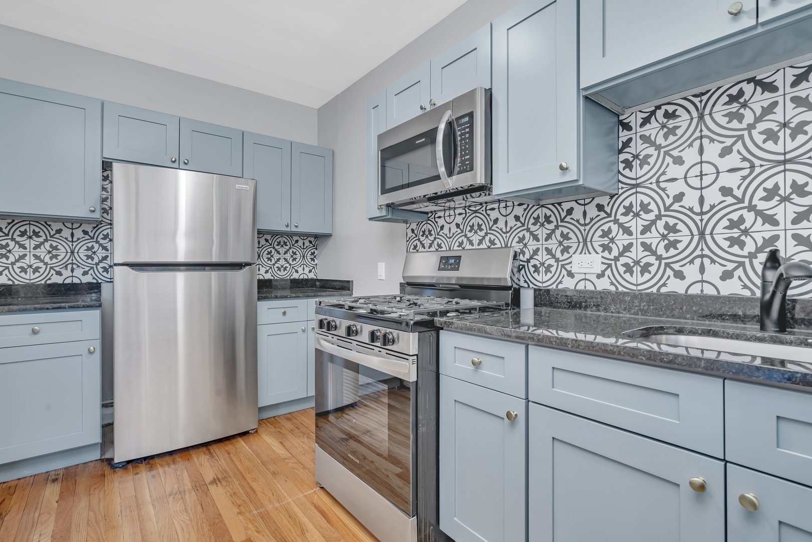 321 W Calendar Avenue 1E