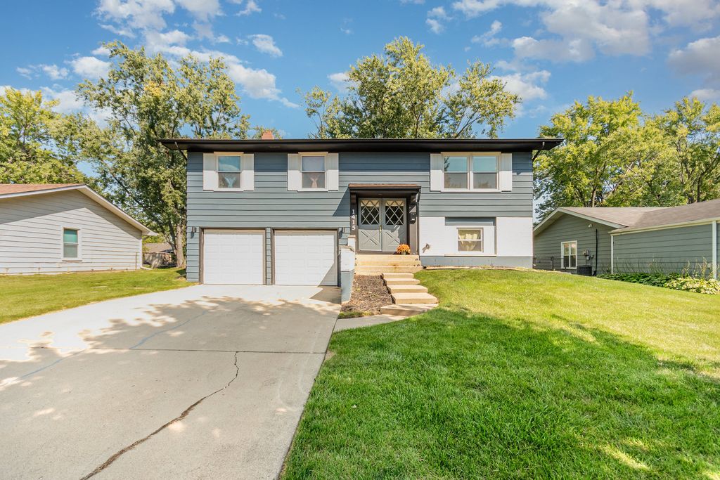 Photo for 1415 N Oakmont Road, Hoffman Estates, IL 60169 (MLS # 12469206)