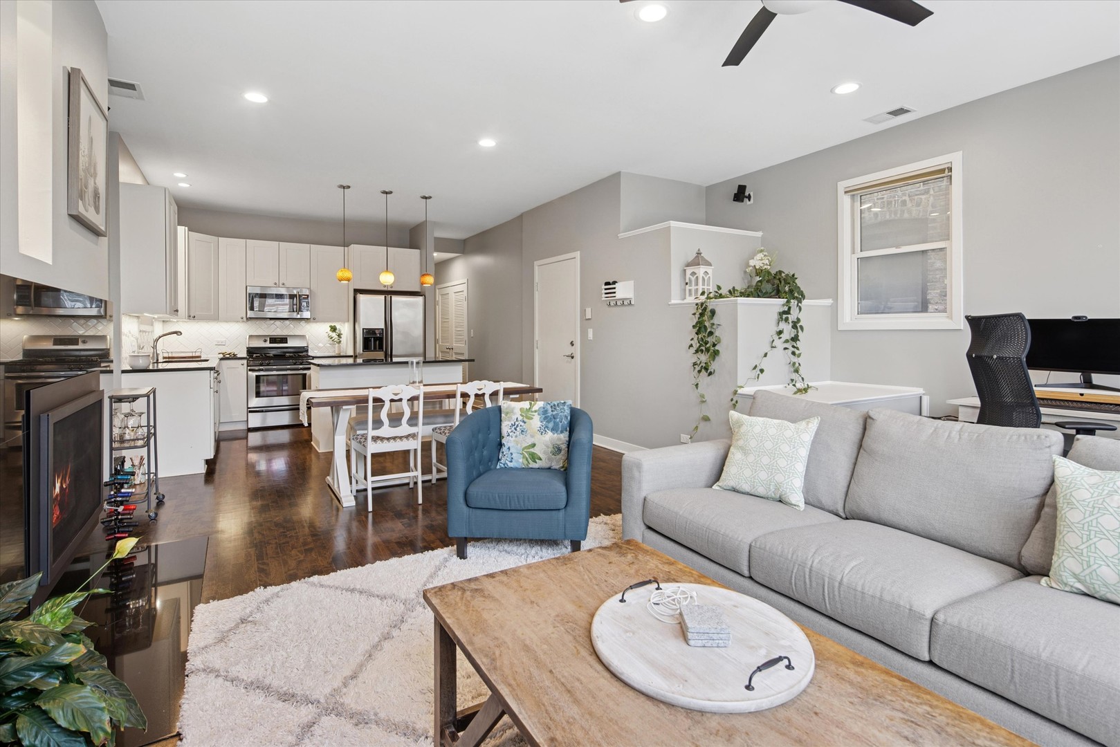 1054 N HERMITAGE Avenue 2