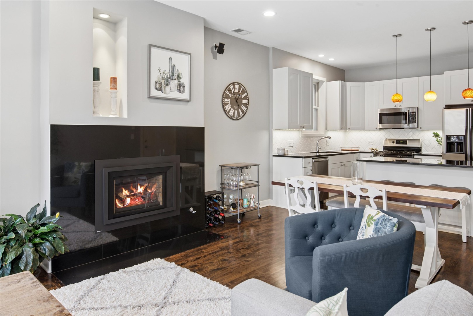 1054 N HERMITAGE Avenue 2