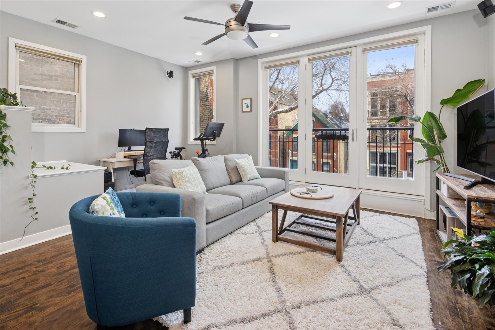 1054 N HERMITAGE Avenue 2