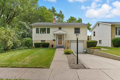 Tiny photo for 851 Glenview Avenue, Mundelein, IL 60060 (MLS # 12567656)