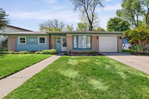 Photo of 1011 Beverly Drive, Wheeling, IL 60090 (MLS # 12650969)