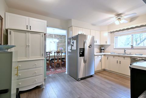 Tiny photo for 360 Claymoor Avenue #2E, Hinsdale, IL 60521 (MLS # 12618931)