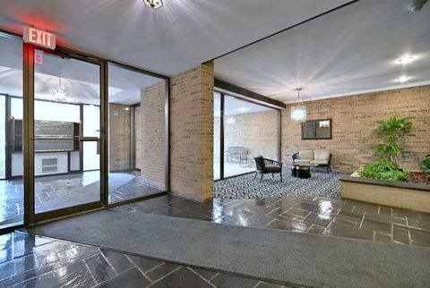 Tiny photo for 360 Claymoor Avenue #2E, Hinsdale, IL 60521 (MLS # 12618931)