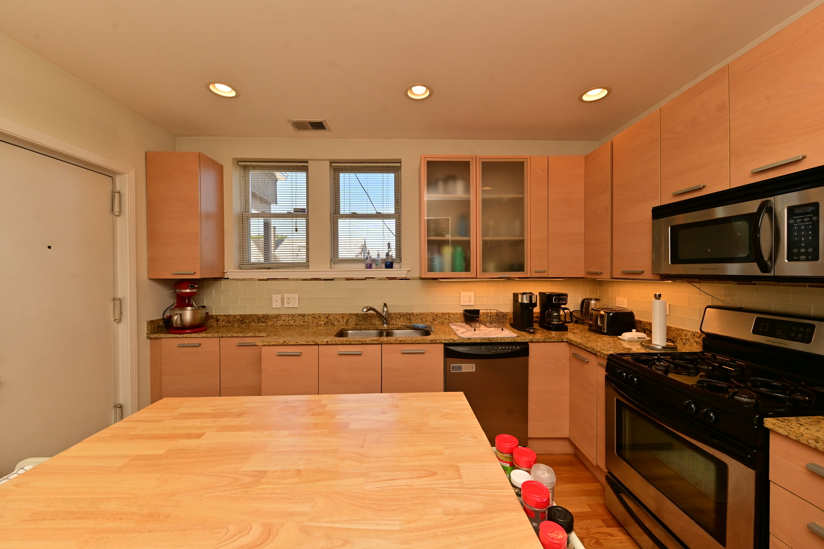 Chicago, Illinois 60618, United States, 2 Bedrooms Bedrooms, ,2 BathroomsBathrooms,Residential,Active,221508