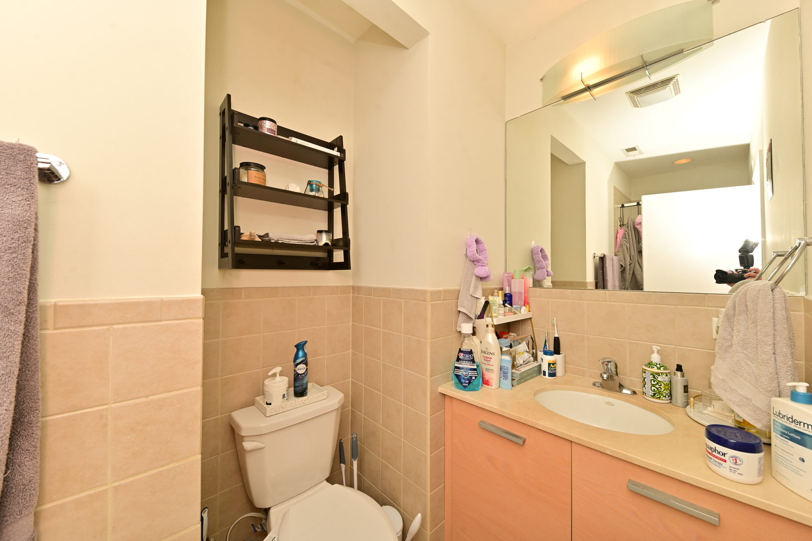 Chicago, Illinois 60618, United States, 2 Bedrooms Bedrooms, ,2 BathroomsBathrooms,Residential,Active,221508