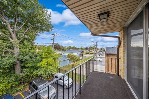 Tiny photo for 9821 S Cicero Avenue S #8, Oak Lawn, IL 60453 (MLS # 12486572)