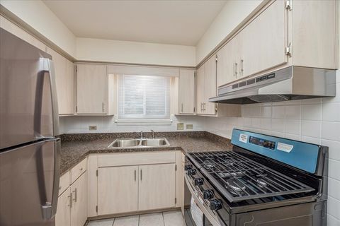 Tiny photo for 9821 S Cicero Avenue S #8, Oak Lawn, IL 60453 (MLS # 12486572)