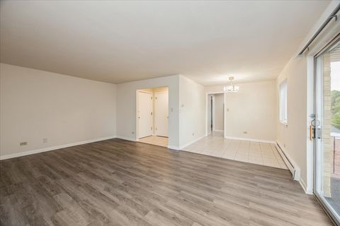 Tiny photo for 9821 S Cicero Avenue S #8, Oak Lawn, IL 60453 (MLS # 12486572)