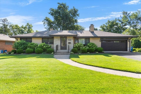 Photo of 5831 Washington Street, Downers Grove, IL 60516 (MLS # 12703500)