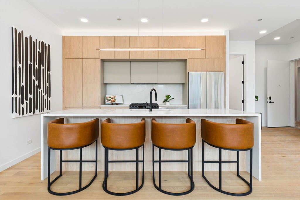2072 N Western Avenue PH-401