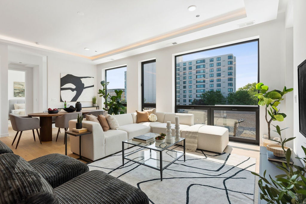 2072 N Western Avenue PH-401