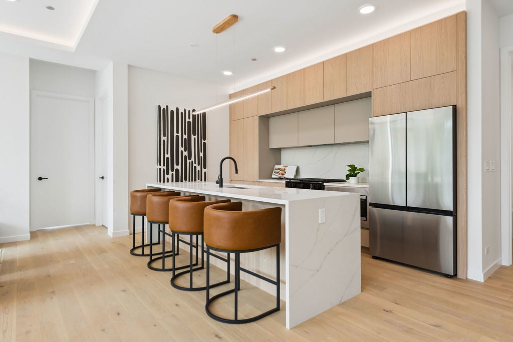 2072 N Western Avenue PH-401