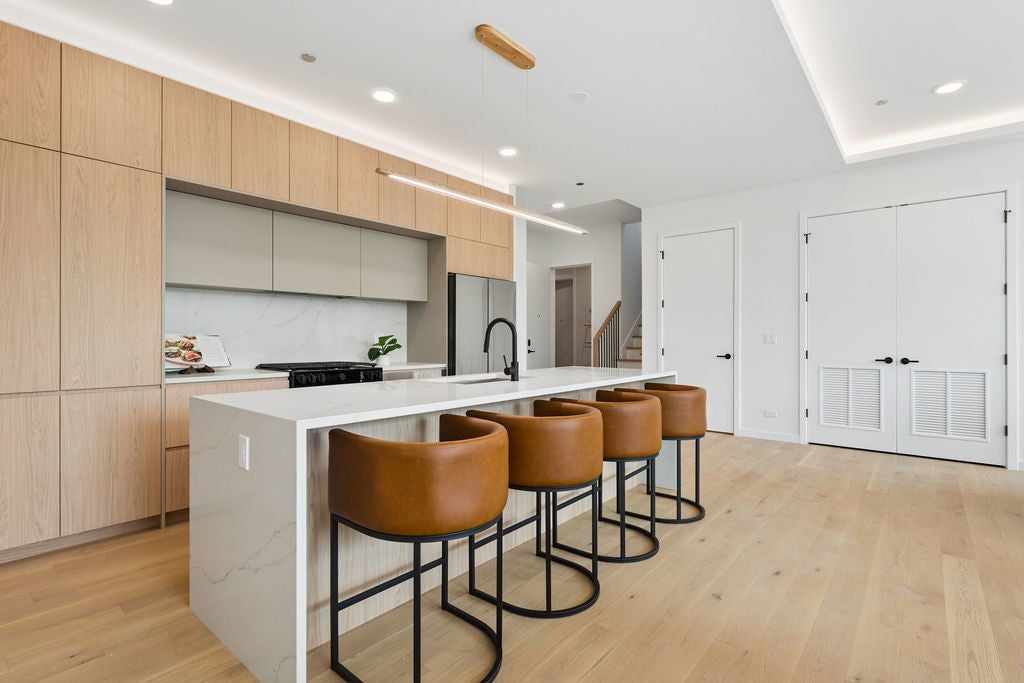 2072 N Western Avenue PH-401