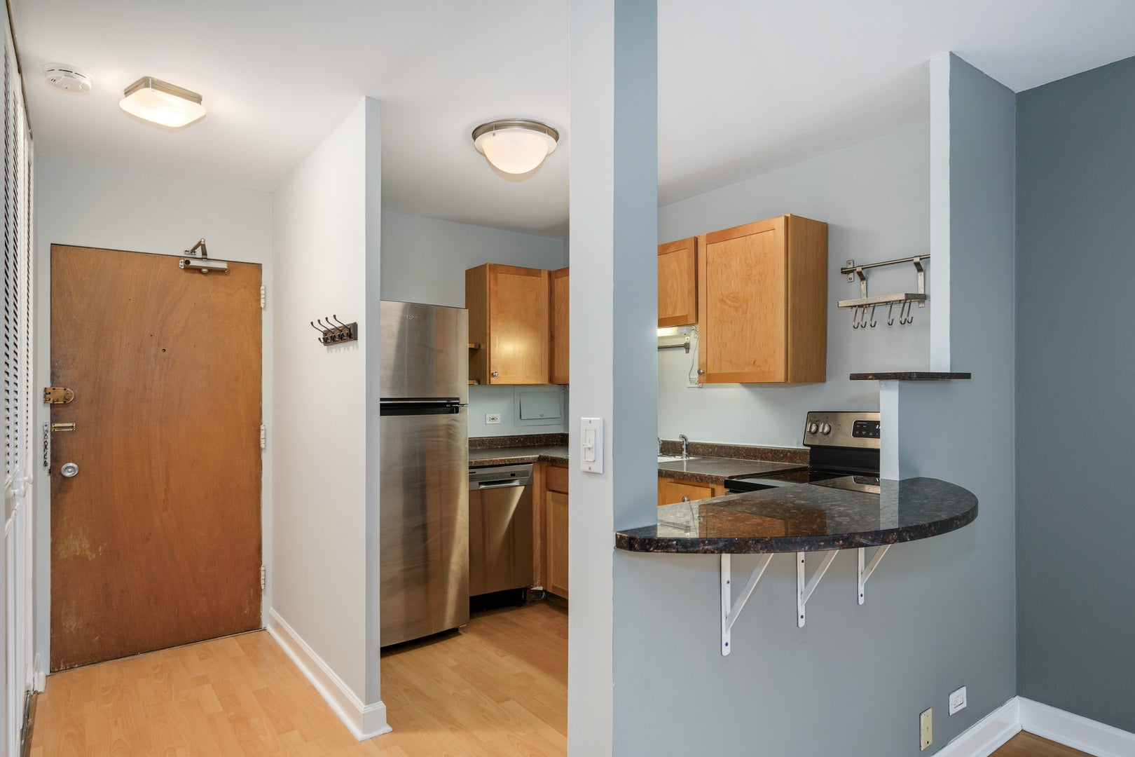 555 W Cornelia Avenue 403