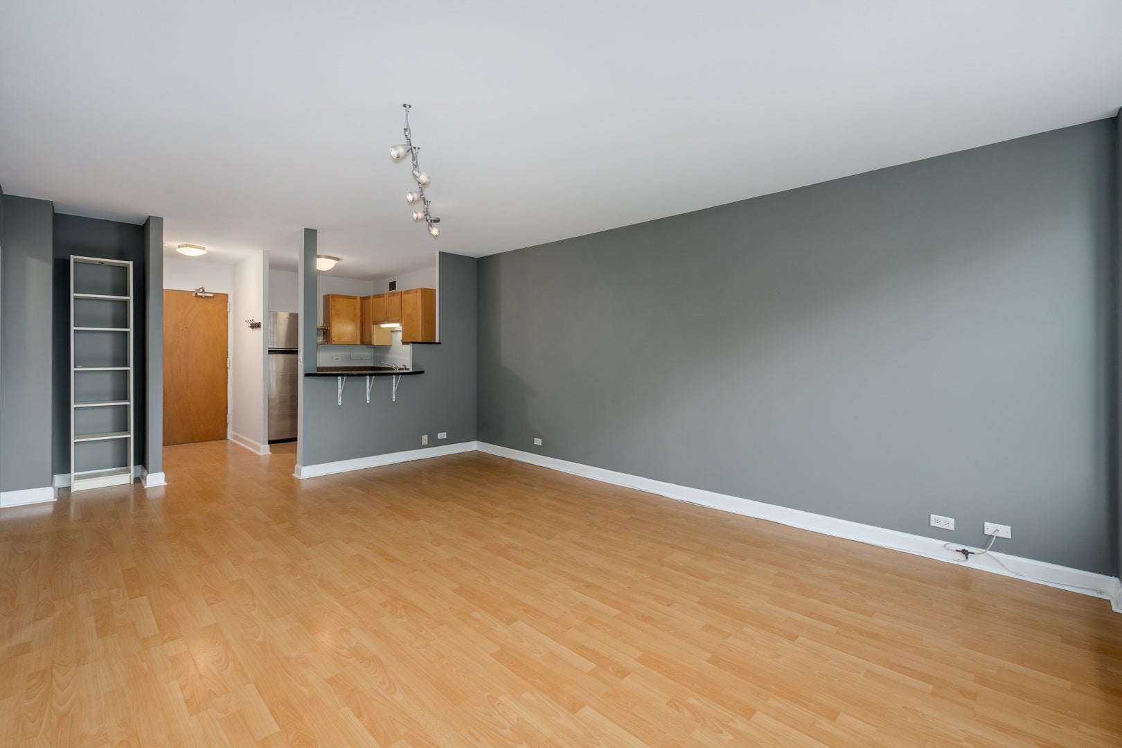 555 W Cornelia Avenue 403