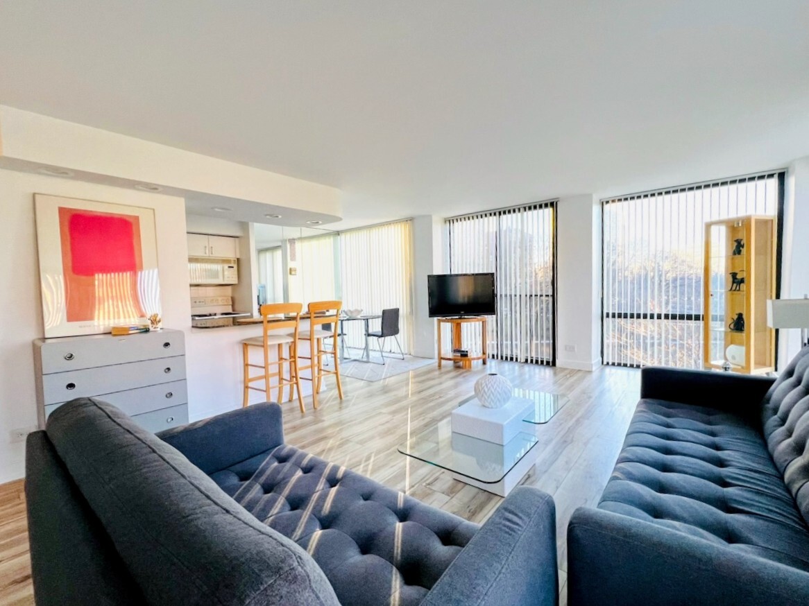 345 W Fullerton Parkway 501
