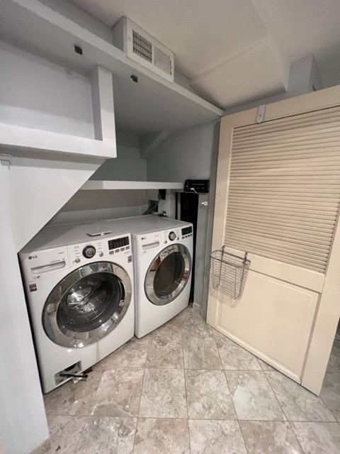 Glenview, Illinois 60026, United States, 3 Bedrooms Bedrooms, ,3 BathroomsBathrooms,Residential,Active,240403