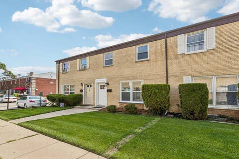 Tiny photo for 852 Colonial Drive #E, Wheeling, IL 60090 (MLS # 12736542)