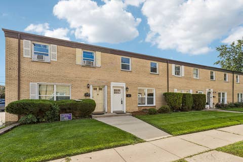 Tiny photo for 852 Colonial Drive #E, Wheeling, IL 60090 (MLS # 12736542)