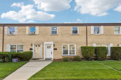Photo of 852 Colonial Drive #E, Wheeling, IL 60090 (MLS # 12736542)