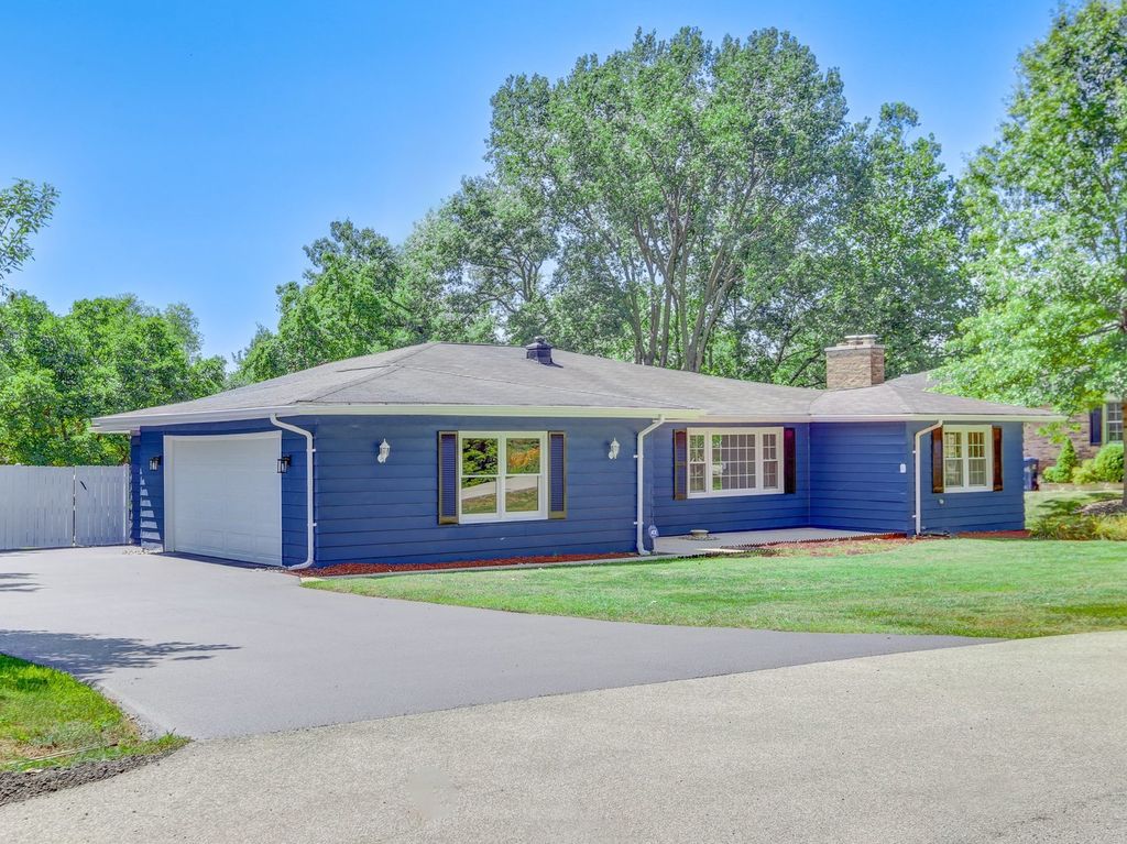 Photo for 1122 Foster Avenue, Lake Bluff, IL 60044 (MLS # 12483337)