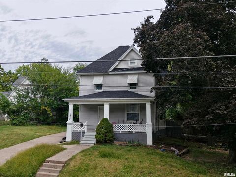 Photo of 1319 WARREN Street, Davenport, IA 52804 (MLS # QC4267695)