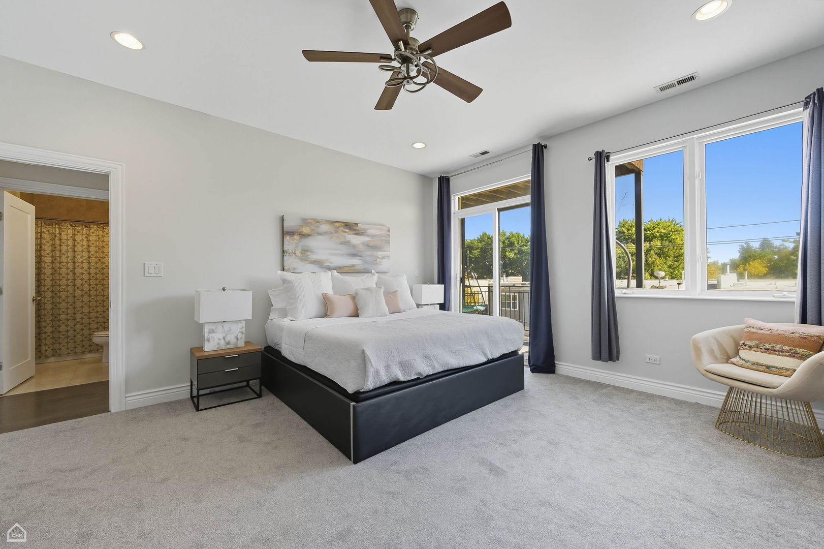 Chicago, Illinois 60647, United States, 3 Bedrooms Bedrooms, ,2 BathroomsBathrooms,Residential,Active,216374