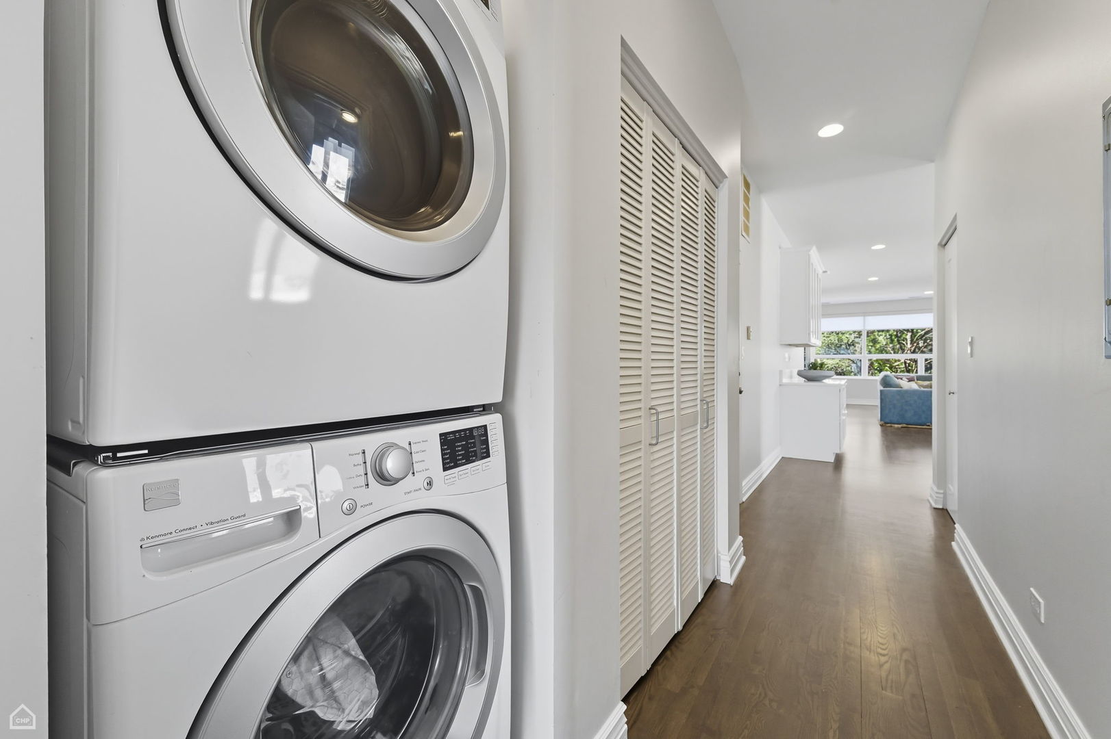 Chicago, Illinois 60647, United States, 3 Bedrooms Bedrooms, ,2 BathroomsBathrooms,Residential,Active,216374