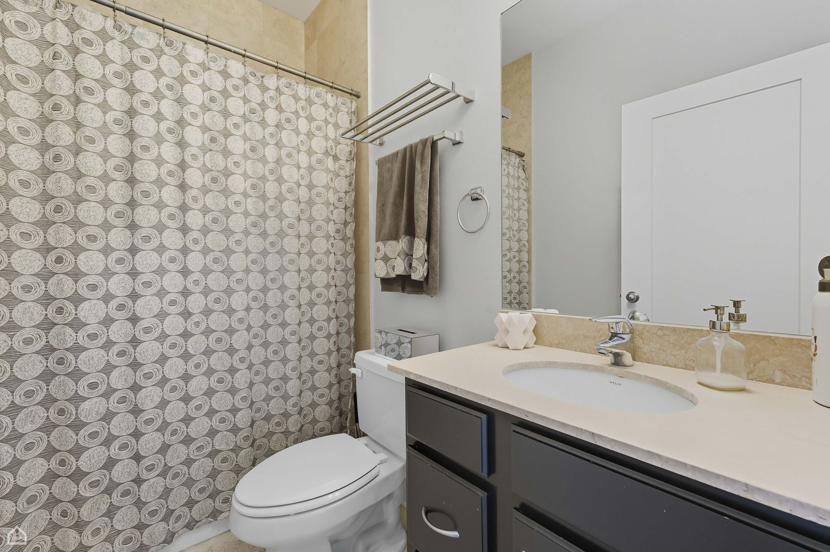 Chicago, Illinois 60647, United States, 3 Bedrooms Bedrooms, ,2 BathroomsBathrooms,Residential,Active,216374