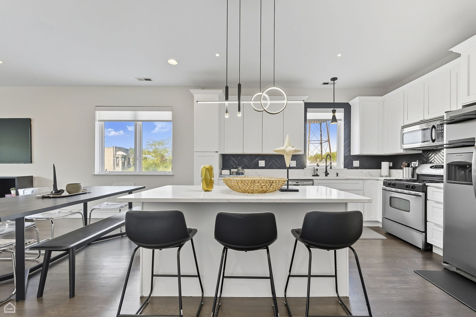 Chicago, Illinois 60647, United States, 3 Bedrooms Bedrooms, ,2 BathroomsBathrooms,Residential,Active,216374