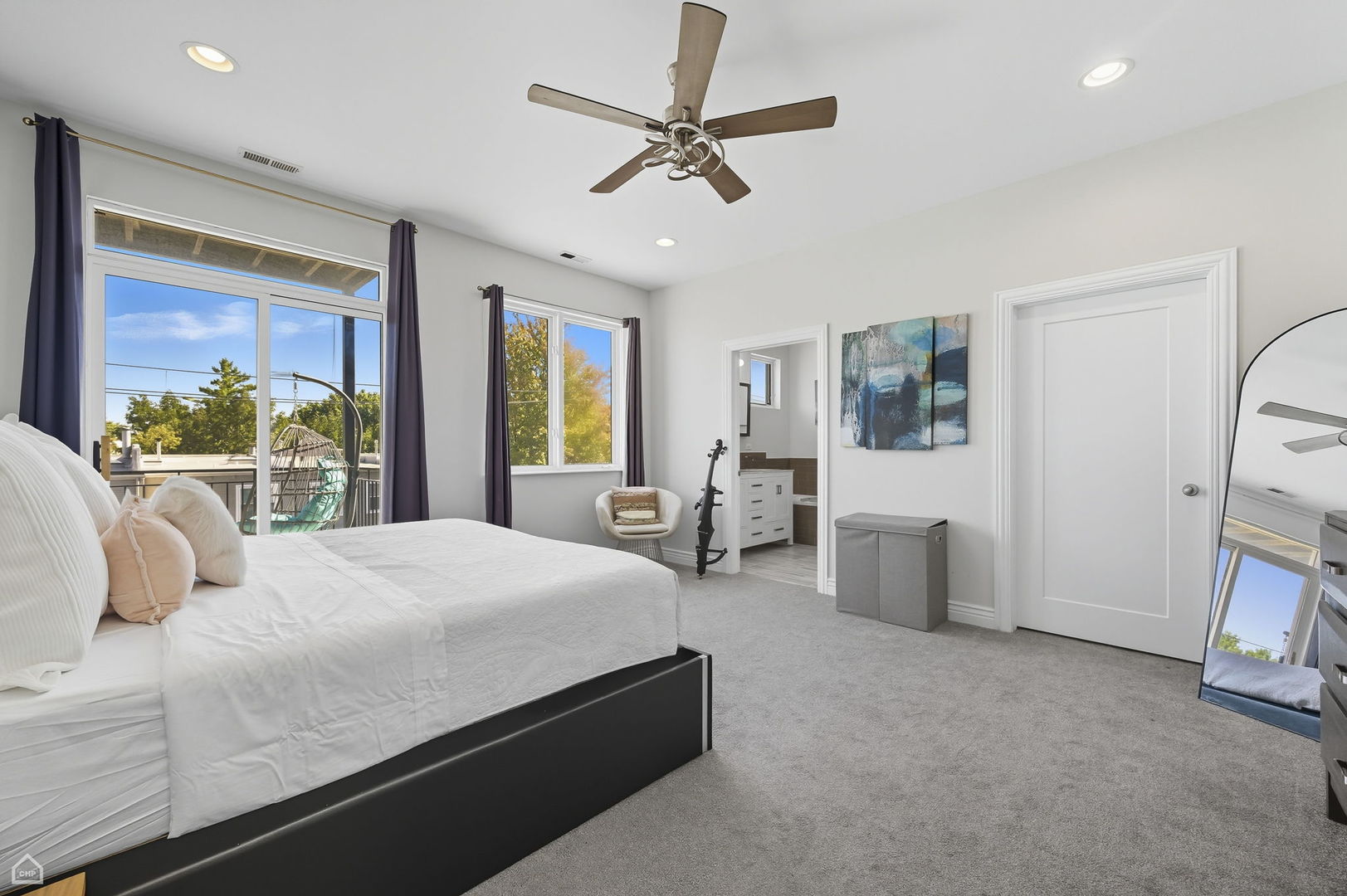 Chicago, Illinois 60647, United States, 3 Bedrooms Bedrooms, ,2 BathroomsBathrooms,Residential,Active,216374