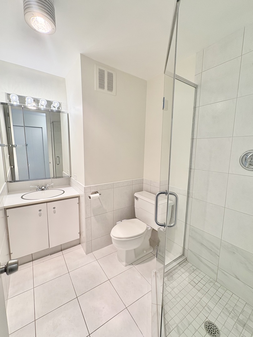 Chicago, Illinois 60611, United States, 2 Bedrooms Bedrooms, ,2 BathroomsBathrooms,Residential,Active,226941