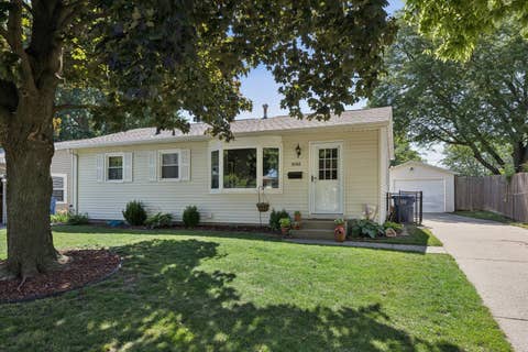 Photo of 3702 Clover Hills Drive, Bettendorf, IA 52722 (MLS # 12699607)