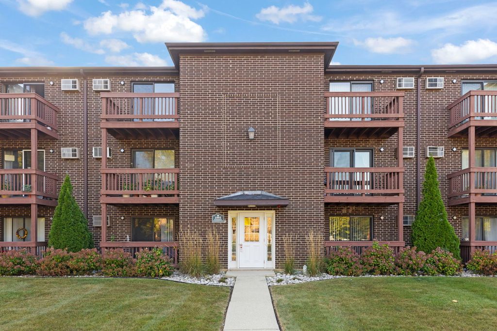 Photo for 1002 Spruce Street #2B, Glendale Heights, IL 60139 (MLS # 12483012)