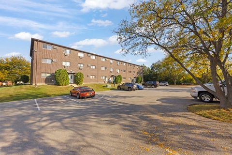 Tiny photo for 1002 Spruce Street #2B, Glendale Heights, IL 60139 (MLS # 12483012)
