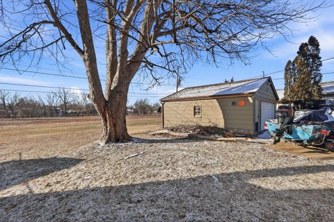 Tiny photo for 2121 W 34th Street, Davenport, IA 52806 (MLS # 12549346)