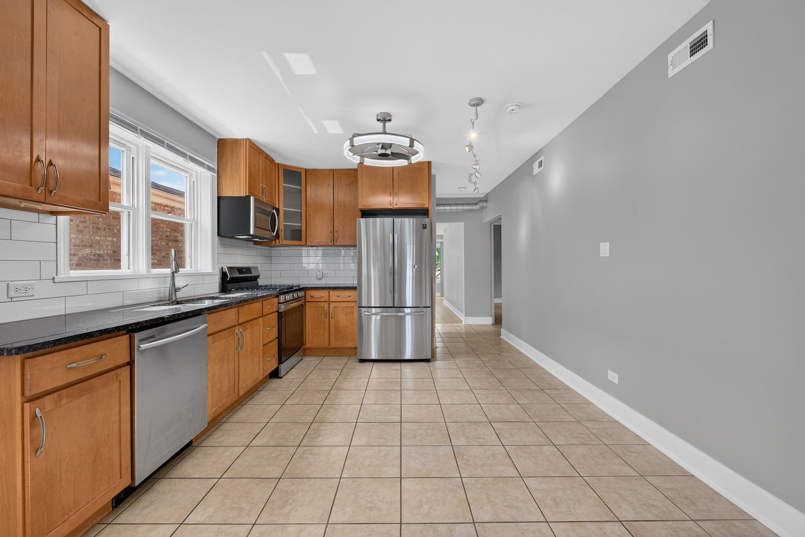 3953 N Oleander Avenue 1