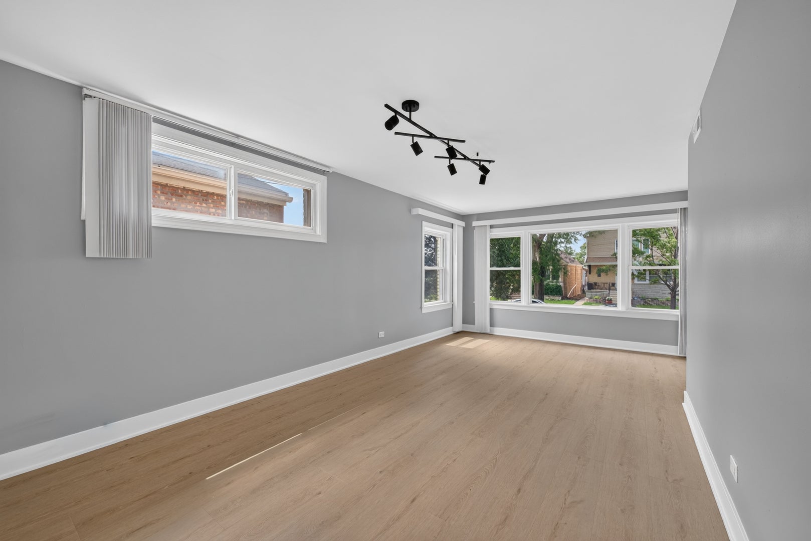 3953 N Oleander Avenue 1