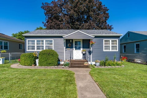 Photo of 2020 N LINCOLN Avenue, Davenport, IA 52804 (MLS # 12684335)